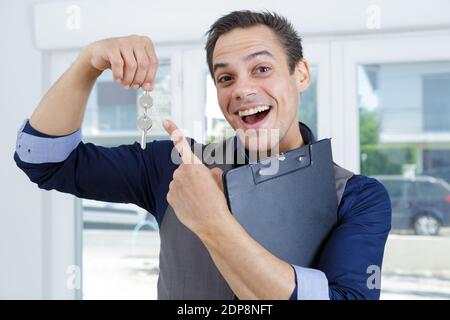 Homme heureux avec clé déménagement à new home Banque D'Images