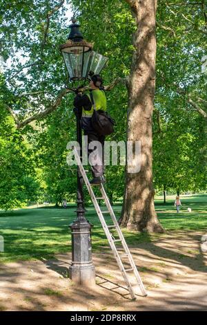 London street light briquets à gaz la mise hors tension de l'éclairage de rue dans Green Park sur une journée ensoleillée au printemps Banque D'Images