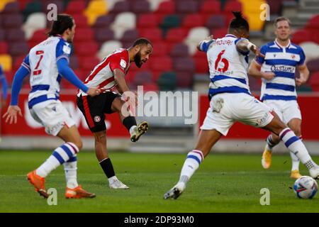 Brentford Community Stadium, Londres, Royaume-Uni. 19 décembre 2020. Championnat de football de la Ligue anglaise de football, Brentford FC versus Reading ; Bryan Mbeumo de Brentford dépasse Liam Moore de Reading et marque ses côtés 3e but en 29e minute pour le faire 3-0 Credit: Action plus Sports/Alay Live News Banque D'Images