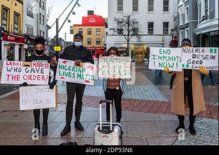 Cork, Irlande. 19 décembre 2020. Une petite manifestation a eu lieu aujourd'hui à Grand Parade, dans la ville de Cork, demandant la justice pour le massacre de Lekki qui s'est tenu à Lagos, au Nigeria, le 20 octobre 2020. Les Nigérians protestaient contre les brutalités policières lorsque des officiers de l'armée nigériane auraient ouvert le feu sur des manifestants, causant plusieurs morts. Angela Akinwunmi, Douglas, Ademola Bashir, Douglas, Ishioma Uzu, Ballintemple et Remi Kolawole, Glanmire ont manifesté aujourd'hui à Cork. Crédit : AG News/Alay Live News Banque D'Images