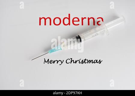 Logo Moderna avec une seringue et le texte joyeux noël, Danemark, décembre 19,2020 Banque D'Images