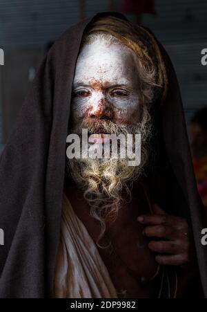 Moine indien (Naga Sadhu baba) à Holy Ardh Kumbh Mela, Allahabad (Paryagraj), Uttar Pradesh/ Inde, février 2019. Banque D'Images