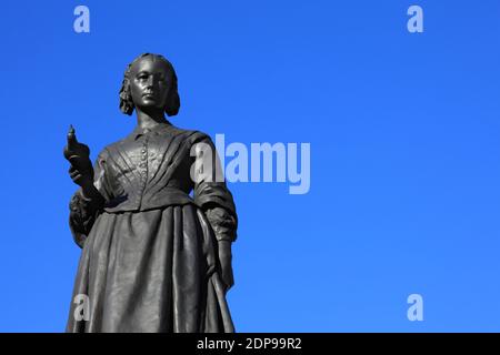 Statue commémorative de Florence Nightingale à Westminster Londres Angleterre Royaume-Uni Dévoilée à Waterloo place en 1915, elle était anglaise Infirmière connue sous le nom de LAD Banque D'Images