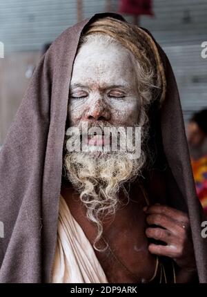 Moine indien (Naga Sadhu baba) à Holy Ardh Kumbh Mela, Allahabad (Paryagraj), Uttar Pradesh/ Inde, février 2019. Banque D'Images