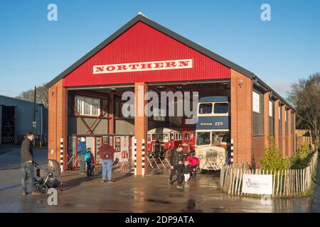 Les visiteurs peuvent découvrir le dépôt d'autobus du Nord récemment construit au Beamish Museum, Co. Durham, Angleterre, Royaume-Uni Banque D'Images