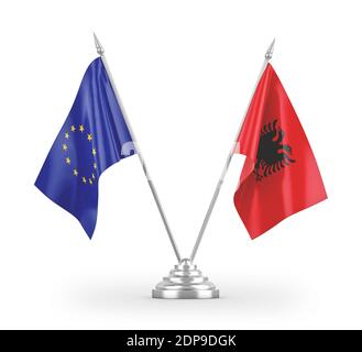 Drapeaux de table de l'Albanie et de l'Union européenne isolés sur la 3D blanche rendu Banque D'Images