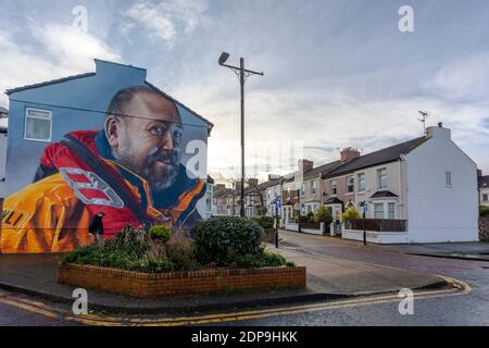 Peintures murales qui font partie de l'art de New Brighton Street, New Brighton, Wirral, Merseyside - la pièce, intitulée "héros méconnus" est un portrait de RNLI local Banque D'Images