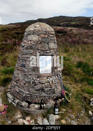 Un simple cairn mémorial aux 29 morts perdues lors de l'accident ZD576 de l'hélicoptère de la RAF Chinook en 1994, près du phare de Mull de Kintyre, à Argyll, en Écosse Banque D'Images