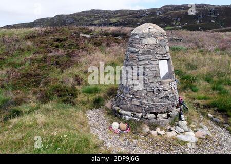 Un simple cairn mémorial aux 29 morts perdues lors de l'accident ZD576 de l'hélicoptère de la RAF Chinook en 1994, près du phare de Mull de Kintyre, à Argyll, en Écosse Banque D'Images