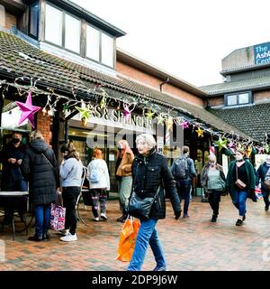 Epsom Surrey, Londres, Royaume-Uni, December19 2020, Shoppers ou personnes portant des masques protecteurs ou des couvertures durant la période de passage de la pandémie COVID-19 et SPE Banque D'Images