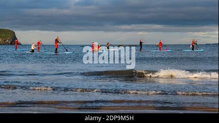 North Berwick, East Lothian, Écosse, Royaume-Uni, 19 décembre 2020. Paddle Boarding Santas pour la charité: Une initiative de la communauté locale par North Berwick News and Views appelée « Christmas Cheer » recueille plus de 5,000 £ de fonds pour les familles dans le besoin. Les paddle boarders sont habillés en costumes de Santa Banque D'Images