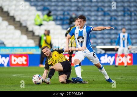 HUDDERSFIELD, ANGLETERRE. 19 DÉCEMBRE. Tom Cleverley de Watford combat avec Jonathan Hogg de Huddersfield pendant le match de championnat Sky Bet entre Huddersfield Town et Watford au stade John Smith, Huddersfield, le samedi 19 décembre 2020. (Credit: Pat Scaasi | MI News) Credit: MI News & Sport /Alay Live News Banque D'Images