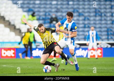 HUDDERSFIELD, ANGLETERRE. 19 DÉCEMBRE. Tom Cleverley de Watford combat avec Jonathan Hogg de Huddersfield pendant le match de championnat Sky Bet entre Huddersfield Town et Watford au stade John Smith, Huddersfield, le samedi 19 décembre 2020. (Credit: Pat Scaasi | MI News) Credit: MI News & Sport /Alay Live News Banque D'Images