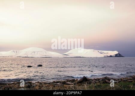 Deux collines sur l'île de Hoy sous la neige et l'Atlantique nord Les eaux en hiver sur Orkney Banque D'Images