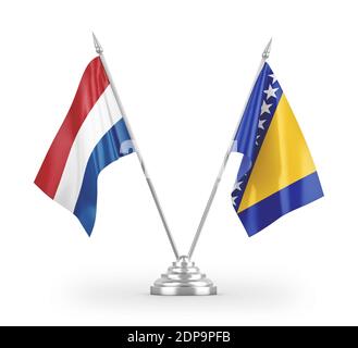 Drapeaux de table de Bosnie-Herzégovine et des pays-Bas isolés sur blanc Banque D'Images