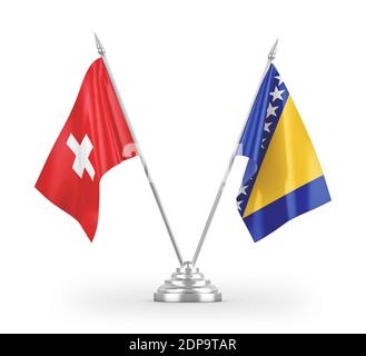 Drapeaux de table de Bosnie-Herzégovine et de Suisse isolés sur blanc Banque D'Images