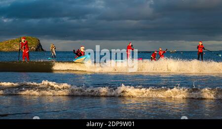 North Berwick, East Lothian, Écosse, Royaume-Uni, 19 décembre 2020. Paddle Boarding Santas pour la charité: Une initiative de la communauté locale par North Berwick News and Views appelée « Christmas Cheer » recueille plus de 5,000 £ de fonds pour les familles dans le besoin. Les paddle boarders sont habillés en costumes de Santa Banque D'Images