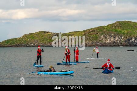 North Berwick, East Lothian, Écosse, Royaume-Uni, 19 décembre 2020. Paddle Boarding Santas pour la charité: Une initiative de la communauté locale par North Berwick News and Views appelée « Christmas Cheer » recueille plus de 5,000 £ de fonds pour les familles dans le besoin. Les paddle boarders sont habillés en costumes de Santa Banque D'Images