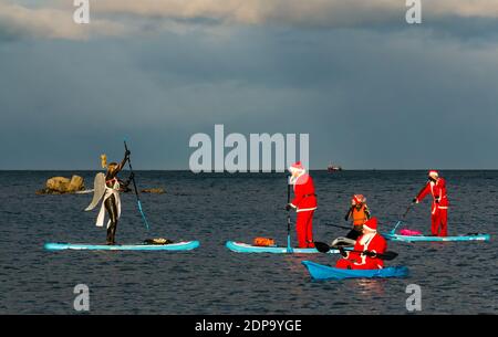 North Berwick, East Lothian, Écosse, Royaume-Uni, 19 décembre 2020. Paddle Boarding Santas pour la charité: Une initiative de la communauté locale par North Berwick News and Views appelée « Christmas Cheer » recueille plus de 5,000 £ de fonds pour les familles dans le besoin. Les paddle boarders sont habillés en costumes de Santa Banque D'Images