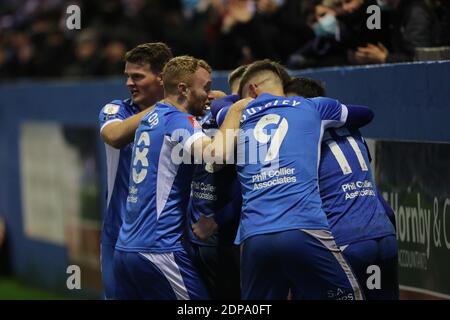 BARROW DANS FURNESS, ANGLETERRE. LE 19 DÉCEMBRE Luke James de Barrow célèbre avec ses coéquipiers après avoir marquant leur deuxième but lors du match Sky Bet League 2 entre Barrow et Cheltenham Town à Holker Street, Barrow-in-Furness, le samedi 19 décembre 2020. (Credit: Mark Fletcher | MI News) Credit: MI News & Sport /Alay Live News Banque D'Images