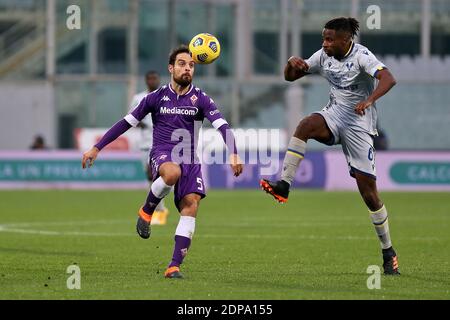 Florence, Italie. 19 décembre 2020. Giacomo Bonaventura (ACF Fiorentina) Adrien Tameze (Hellas Verona) pendant la série UN match de football entre AFC Fiorentina - Hellas Verona, Stadio Artemio Franchi le 19 décembre 2020 à Florence Italie /LM crédit: Agence de photo indépendante/Alamy Live News Banque D'Images