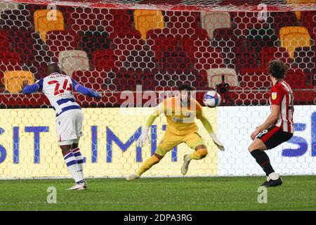 Londres, Royaume-Uni. 19 décembre 2020. Sone Aluko de Reading a obtenu 3-1 points lors du championnat EFL Sky Bet entre Brentford et Reading au stade communautaire de Brentford, Londres, Angleterre, le 19 décembre 2020. Photo de Ken Sparks. Utilisation éditoriale uniquement, licence requise pour une utilisation commerciale. Aucune utilisation dans les Paris, les jeux ou les publications d'un seul club/ligue/joueur. Crédit : UK Sports pics Ltd/Alay Live News Banque D'Images