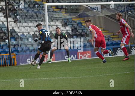 ROCHDALE, ANGLETERRE. 19 DÉCEMBRE Alex Newby de Rochdale AFC tente un tir sur but pendant le match Sky Bet League 1 entre Rochdale et Gillingham au stade Spotland, Rochdale, le samedi 19 décembre 2020. (Credit: Ian Charles | MI News) Credit: MI News & Sport /Alay Live News Banque D'Images