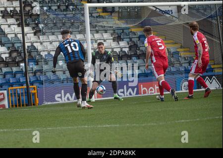 ROCHDALE, ANGLETERRE. 19 DÉCEMBRE Alex Newby de Rochdale AFC tente un tir sur but pendant le match Sky Bet League 1 entre Rochdale et Gillingham au stade Spotland, Rochdale, le samedi 19 décembre 2020. (Credit: Ian Charles | MI News) Credit: MI News & Sport /Alay Live News Banque D'Images