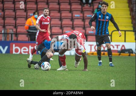 ROCHDALE, ANGLETERRE. 19 DÉCEMBRE Alex Newby de Rochdale AFC enchevêtrements avec John Akinde de Gillingham FC pendant le match Sky Bet League 1 entre Rochdale et Gillingham au stade Spotland, Rochdale, le samedi 19 décembre 2020. (Credit: Ian Charles | MI News) Credit: MI News & Sport /Alay Live News Banque D'Images