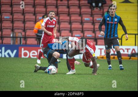 ROCHDALE, ANGLETERRE. 19 DÉCEMBRE Alex Newby de Rochdale AFC enchevêtrements avec John Akinde de Gillingham FC pendant le match Sky Bet League 1 entre Rochdale et Gillingham au stade Spotland, Rochdale, le samedi 19 décembre 2020. (Credit: Ian Charles | MI News) Credit: MI News & Sport /Alay Live News Banque D'Images