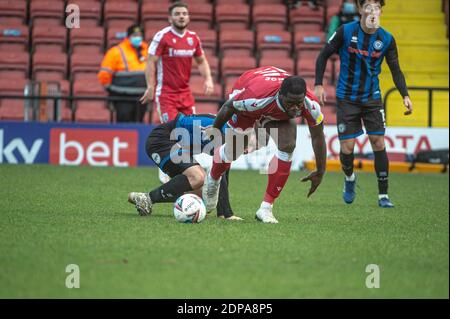 ROCHDALE, ANGLETERRE. 19 DÉCEMBRE Alex Newby de Rochdale AFC enchevêtrements avec John Akinde de Gillingham FC pendant le match Sky Bet League 1 entre Rochdale et Gillingham au stade Spotland, Rochdale, le samedi 19 décembre 2020. (Credit: Ian Charles | MI News) Credit: MI News & Sport /Alay Live News Banque D'Images