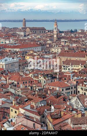 Vue au nord-ouest depuis le Campanile de St Marc sur San Marco, San Polo et Cannaregio sestieri (quartiers), Venise, Vénétie, Italie Banque D'Images