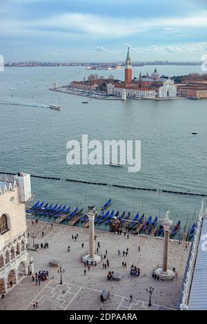 La vue sur Piazzetta San Marco en direction de San Giorgio Maggiore et au-delà de Lido, Venise, Vénétie, Italie Banque D'Images