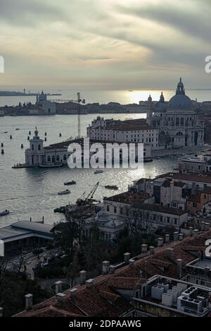 Vue sud-ouest depuis le Campanile St Marc sur le Grand Canal, la basilique Santa Maria della Salute, l'île Giudecca et au-delà, Venise, Vénétie, Italie Banque D'Images