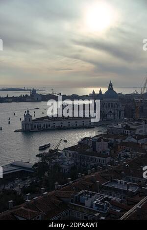 Vue sud-ouest depuis le Campanile St Marc sur le Grand Canal, la basilique Santa Maria della Salute, l'île Giudecca et au-delà, Venise, Vénétie, Italie Banque D'Images