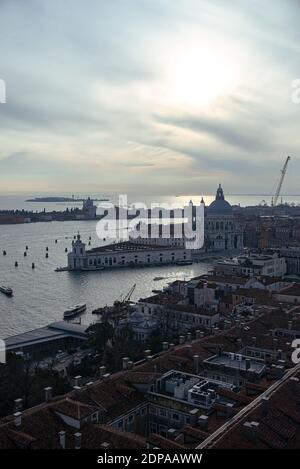 Vue sud-ouest depuis le Campanile St Marc sur le Grand Canal, la basilique Santa Maria della Salute, l'île Giudecca et au-delà, Venise, Vénétie, Italie Banque D'Images