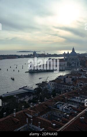 Vue sud-ouest depuis le Campanile St Marc sur le Grand Canal, la basilique Santa Maria della Salute, l'île Giudecca et au-delà, Venise, Vénétie, Italie Banque D'Images