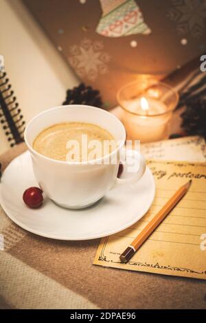 Tasse de chocolat chaud et cartes douillettes avec décorations et bougies, composition de la saison de l'année Banque D'Images