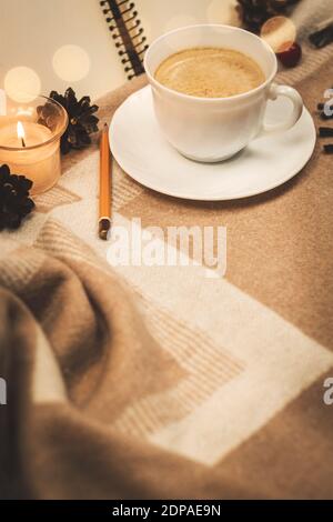 Photo d'ambiance, couleurs chaudes, une tasse de café chaud sur une couverture, photo de l'espace de copie Banque D'Images
