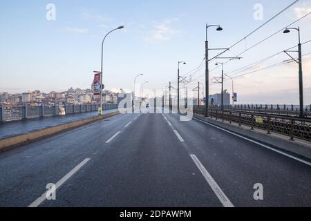 Vue depuis le pont de Galata, Istanbul en Turquie, le 6 décembre 2020. Les rues d'Istanbul, qui sont vides en raison du couvre-feu le week-end. Banque D'Images