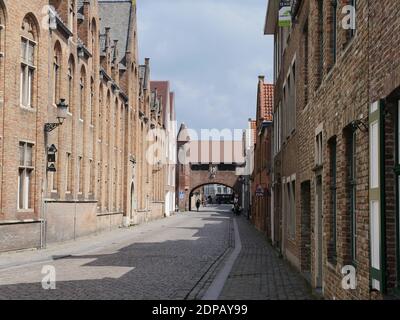 BRUGES, BELGIQUE - 10 mai 2019 : Belgique, Bruges, Zonnekemeers 10 2019 125 mai. Scène de rue, maisons en briques historiques et célèbre pont comme la str Banque D'Images