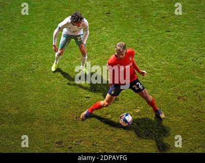 Kiernan Dewsbury-Hall de Luton Town (à droite) et Rodrigo Riquelme de Bournemouth se battent pour le ballon lors du match de championnat Sky Bet à Kenilworth Road, Luton. Banque D'Images