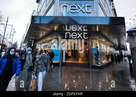 Londres, Royaume-Uni. 19 décembre 2020. L'extérieur d'un magasin Next sur Oxford Street. Il est rapporté que Next et Davidson Kempner Capital Management, une société basée aux États-Unis, ont eu des entretiens pour soumissionner pour Arcadia, la société mère de Topshop, Mlle Selfridge et d'autres marques de mode de grande rue. Arcadia est tombé en administration en novembre avec 13,000 emplois à risque. Credit: Stephen Chung / Alamy Live News Banque D'Images