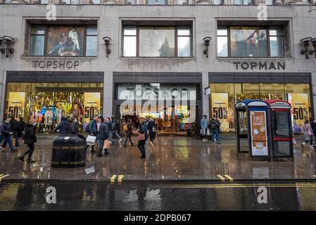 Londres, Royaume-Uni. 19 décembre 2020. L'extérieur du magasin phare de Topshop sur Oxford Street. Il est rapporté que Next et Davidson Kempner Capital Management, une société basée aux États-Unis, ont eu des entretiens pour soumissionner pour Arcadia, la société mère de Topshop, Mlle Selfridge et d'autres marques de mode de grande rue. Arcadia est tombé en administration en novembre avec 13,000 emplois à risque. Credit: Stephen Chung / Alamy Live News Banque D'Images