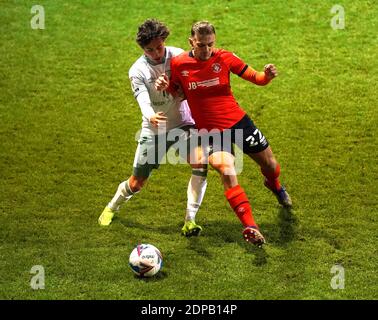 Kiernan Dewsbury-Hall de Luton Town (à droite) et Rodrigo Riquelme de Bournemouth se battent pour le ballon lors du match de championnat Sky Bet à Kenilworth Road, Luton. Banque D'Images