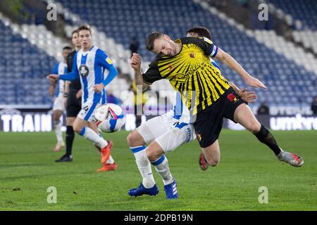 HUDDERSFIELD, ANGLETERRE. 19 DÉCEMBRE. Tom Cleverley de Watford combat avec Jonathan Hogg de Huddersfield pendant le match de championnat Sky Bet entre Huddersfield Town et Watford au stade John Smith, Huddersfield, le samedi 19 décembre 2020. (Credit: Pat Scaasi | MI News) Credit: MI News & Sport /Alay Live News Banque D'Images