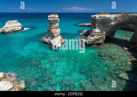 Falaises de Torre Sant Andrea, péninsule de Salento, région des Pouilles, sud de l'Italie Banque D'Images
