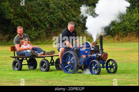 Moteur de traction miniature à vapeur pour des déplacements sur le terrain Banque D'Images