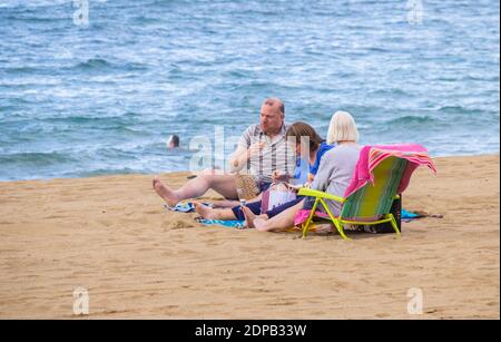 Gran Canaria, Îles Canaries, Espagne. 19 décembre 2020. Touristes sur Gran Canaria le jour où Boris Johnson annonce de nouvelles restrictions de voyage pour Londres et d'autres régions du sud-est de l'Angleterre. Crédit : Alan Dawson/Alay Live News Banque D'Images