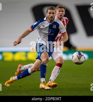 19 décembre 2020 ; Bet365 Stadium, Stoke, Staffordshire, Angleterre ; championnat de football de la Ligue anglaise, Stoke City versus Blackburn Rovers ; Sam Gallagher de Blackburn Rovers Banque D'Images